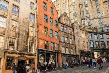 EDINBURGH, SCOTLAND - 6 Eylül 2023: Edinburgh bir Dünya Mirası Sitesi olduğu için, turizm büyük bir endüstri ve Edinburgh Festivalleri ve yolcu gemileri milyonlarca ziyaretçi getiriyor.