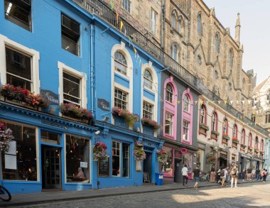 EDINBURGH, SCOTLAND - 6 Eylül 2023: Edinburgh bir Dünya Mirası Sitesi olduğu için, turizm büyük bir endüstri ve Edinburgh Festivalleri ve yolcu gemileri milyonlarca ziyaretçi getiriyor.