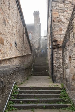 EDINBURGH, SCOTLAND - 6 Eylül 2023: Edinburgh bir Dünya Mirası Sitesi olduğu için, turizm büyük bir endüstri ve Edinburgh Festivalleri ve yolcu gemileri milyonlarca ziyaretçi getiriyor.