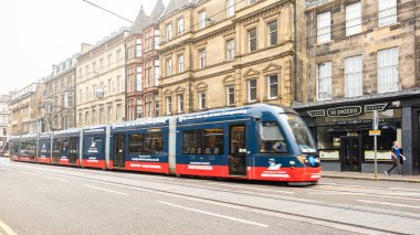 EDINBURGH, SCOTLAND - 6 Eylül 2023: Edinburgh bir Dünya Mirası Sitesi olduğu için, turizm büyük bir endüstri ve Edinburgh Festivalleri ve yolcu gemileri milyonlarca ziyaretçi getiriyor.