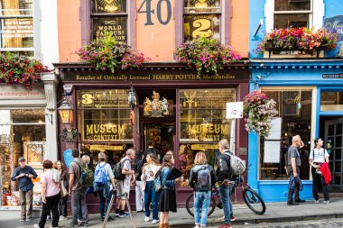 EDINBURGH, SCOTLAND - 6 Eylül 2023: Edinburgh bir Dünya Mirası Sitesi olduğu için, turizm büyük bir endüstri ve Edinburgh Festivalleri ve yolcu gemileri milyonlarca ziyaretçi getiriyor.