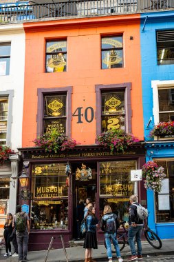 EDINBURGH, SCOTLAND - 6 Eylül 2023: Edinburgh bir Dünya Mirası Sitesi olduğu için, turizm büyük bir endüstri ve Edinburgh Festivalleri ve yolcu gemileri milyonlarca ziyaretçi getiriyor.