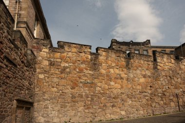 EDINBURGH, SCOTLAND - 6 Eylül 2023: Edinburgh bir Dünya Mirası Sitesi olduğu için, turizm büyük bir endüstri ve Edinburgh Festivalleri ve yolcu gemileri milyonlarca ziyaretçi getiriyor.