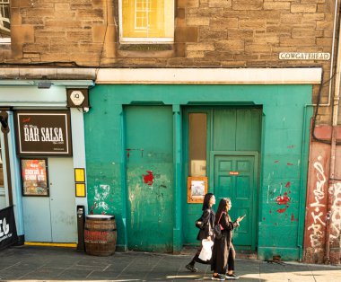 EDINBURGH, SCOTLAND - 6 Eylül 2023: Edinburgh bir Dünya Mirası Sitesi olduğu için, turizm büyük bir endüstri ve Edinburgh Festivalleri ve yolcu gemileri milyonlarca ziyaretçi getiriyor.