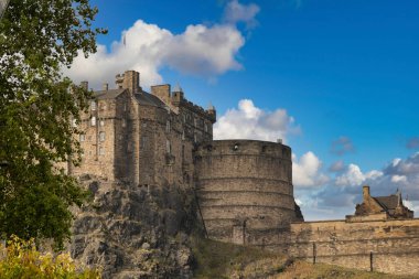 EDINBURGH, SCOTLAND - 6 Eylül 2023: Edinburgh bir Dünya Mirası Sitesi olduğu için, turizm büyük bir endüstri ve Edinburgh Festivalleri ve yolcu gemileri milyonlarca ziyaretçi getiriyor.