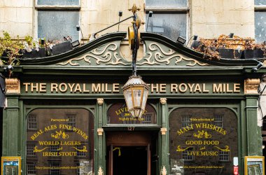 EDINBURGH, SCOTLAND - 7 Eylül 2023: Kraliyet Mil Edinburgh İskoçya, Edinburgh Kalesi ve Holyrood Sarayı 'ndaki iki yer arasında çalışır ve birçok dükkan ve restoran içerir..