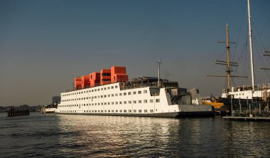 AMSTERDAM, NETHERLANDS - 9 Eylül 2023: Bu eşsiz ve ikonik 3 yıldızlı otel, Amsterdam 'ın çok yönlü kuzey bölgesindeki NDSM rıhtımında IJ' de bir teknede oda sunuyor..