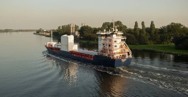 AMSTERDAM, NETHERLANDS - 9 Eylül 2023: şilepler artık dünyanın kargolarının çoğunu taşıyor ve en büyük konteynır gemileri 21.000 'den fazla nakliye taşıyabiliyor..