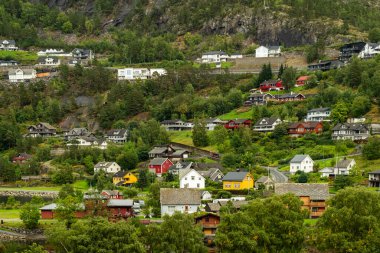 EIDFJORD, NORway - 11 Eylül 2023: Eidfjord, Norveç 'in Hardanger ilçesine bağlı bir belediyedir. Eidfjord köyü büyük bir yolcu gemisi limanı..