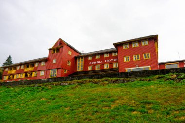 EIDFJORD, NORway - 11 Eylül 2023: Eidfjord, Norveç 'in Hardanger ilçesine bağlı bir belediyedir. Eidfjord köyü büyük bir yolcu gemisi limanı..