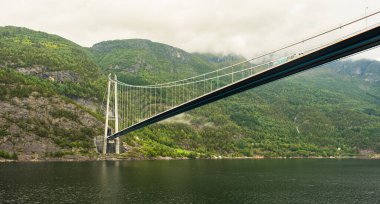 EIDFJORD, NORWay - 11 Eylül 2023: Eidfjord yakınlarındaki Hardanger Köprüsü 1380 metre uzunluğunda ve dünyanın en uzun asma köprülerinden biridir..