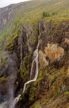 Eidfjord Norveç yakınlarında Güzel Nehirler ve Şelaleler