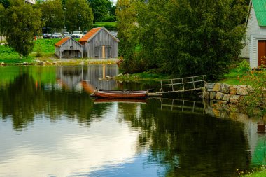 ALESUND, NORway - 12 Eylül 2023: Sunnmore Müzesi, çimenli çatıları olan 56 eski evi ve Norveç 'in en büyük tekne koleksiyonlarından biri olan ve aralarında Viking gemilerinin kopyalarının da bulunduğu açık hava müzesi.