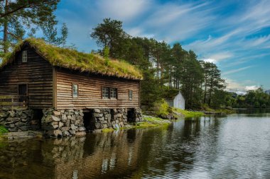 ALESUND, NORway - 12 Eylül 2023: Sunnmore Müzesi, çimenli çatıları olan 56 eski evi ve Norveç 'in en büyük tekne koleksiyonlarından biri olan ve aralarında Viking gemilerinin kopyalarının da bulunduğu açık hava müzesi.