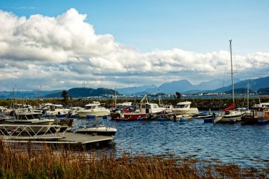 ALESUND, NORway - 12 Eylül 2023: Alnes, Norveç 'in Godoya eyaletinin kuzeyinde yer alan küçük bir köydür. Köyün en önemli özelliği 1876 yılında inşa edilen Alnes Deniz Feneri 'dir.