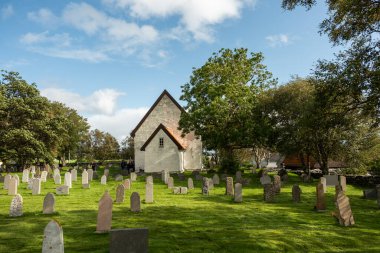 ALESUND, NORway - 12 Eylül 2023: Alnes, Norveç 'in Godoya eyaletinin kuzeyinde yer alan küçük bir köydür. Köyün en önemli özelliği 1876 yılında inşa edilen Alnes Deniz Feneri 'dir.