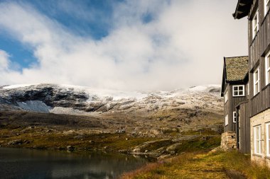 GEIRANGER, NORway - 13 Eylül 2023: Geiranger, Norveç 'in Alesund kenti yakınlarında küçük bir turizm köyüdür.,