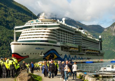 GEIRANGER, NORway - 13 Eylül 2023: Geiranger, Norveç 'in Alesund kenti yakınlarında küçük bir turizm köyüdür.,