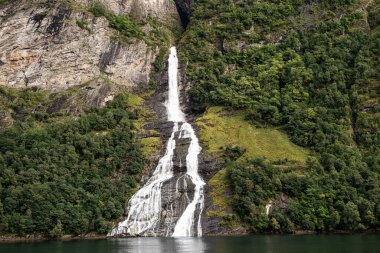 GEIRANGER, NORway - 13 Eylül 2023: Geiranger, Norveç 'in Alesund kenti yakınlarında küçük bir turizm köyüdür.,