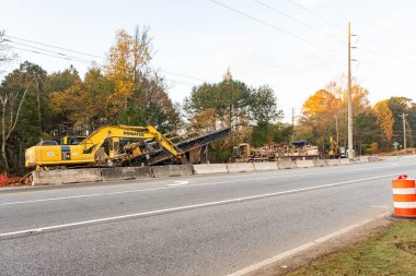 CUMING, GEORGIA - 29 Ekim 2023: Tatlı su suları boyunca Hwy 9 'un genişletilmesi için kamu hizmetleri inşaatı devam ediyor