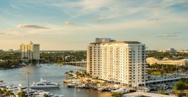 Fort Lauderdale Sahili, 1 Aralık 2023, dünyaca ünlü bir okyanus kıyısı ve kumlu sahildir. Su sporları, yemek ve alışveriş olanakları sunuyor..