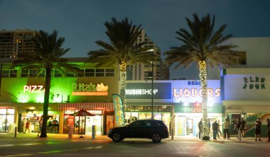 Fort Lauderdale Sahili, 1 Aralık 2023, dünyaca ünlü bir okyanus kıyısı ve kumlu sahildir. Su sporları, yemek ve alışveriş olanakları sunuyor..