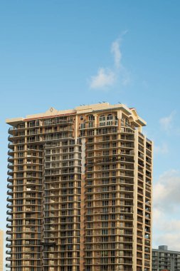 Fort Lauderdale Sahili, 1 Aralık 2023, dünyaca ünlü bir okyanus kıyısı ve kumlu sahildir. Su sporları, yemek ve alışveriş olanakları sunuyor..