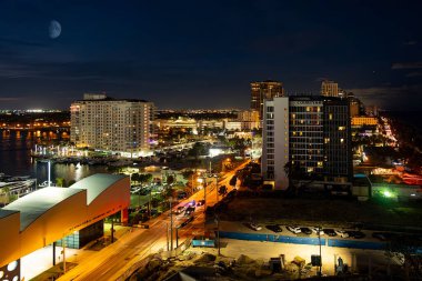 Fort Lauderdale Sahili, 1 Aralık 2023, dünyaca ünlü bir okyanus kıyısı ve kumlu sahildir. Su sporları, yemek ve alışveriş olanakları sunuyor..