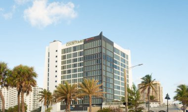 Fort Lauderdale Sahili, 1 Aralık 2023, dünyaca ünlü bir okyanus kıyısı ve kumlu sahildir. Su sporları, yemek ve alışveriş olanakları sunuyor..