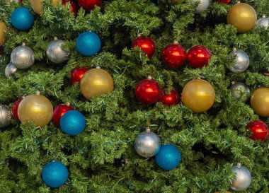 Noel ağacında renkli süsler.