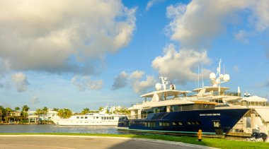 Fort Lauderdale Sahili, 1 Aralık 2023, dünyaca ünlü bir okyanus kıyısı ve kumlu sahildir. Su sporları, yemek ve alışveriş olanakları sunuyor..