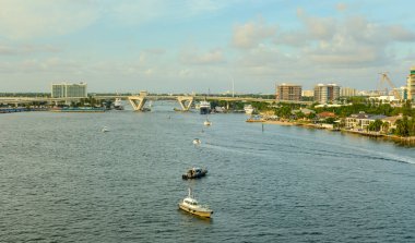 Fort Lauder DERDALE, FLORIDA - 1 Aralık 2023: Port Everglades, hem uluslararası ticaret hem de gemi seyahatlerinin kapısı olduğu için Güney Floridas 'ın önde gelen ekonomik motorlarından biridir..