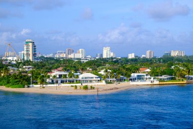 Fort Lauder DERDALE, FLORIDA - 1 Aralık 2023: Port Everglades, hem uluslararası ticaret hem de gemi seyahatlerinin kapısı olduğu için Güney Floridas 'ın önde gelen ekonomik motorlarından biridir..