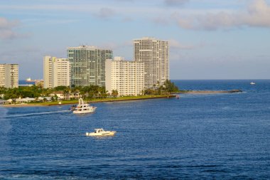 Fort Lauder DERDALE, FLORIDA - 1 Aralık 2023: Port Everglades, hem uluslararası ticaret hem de gemi seyahatlerinin kapısı olduğu için Güney Floridas 'ın önde gelen ekonomik motorlarından biridir..