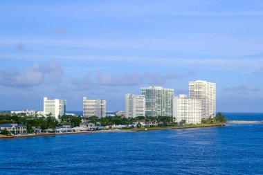 Fort Lauder DERDALE, FLORIDA - 1 Aralık 2023: Port Everglades, hem uluslararası ticaret hem de gemi seyahatlerinin kapısı olduğu için Güney Floridas 'ın önde gelen ekonomik motorlarından biridir..