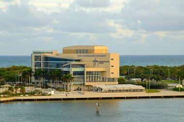 Fort Lauder DERDALE, FLORIDA - 1 Aralık 2023: Port Everglades, hem uluslararası ticaret hem de gemi seyahatlerinin kapısı olduğu için Güney Floridas 'ın önde gelen ekonomik motorlarından biridir..