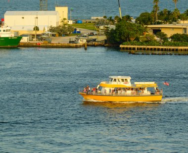 Fort Lauder DERDALE, FLORIDA - 1 Aralık 2023: Port Everglades, hem uluslararası ticaret hem de gemi seyahatlerinin kapısı olduğu için Güney Floridas 'ın önde gelen ekonomik motorlarından biridir..