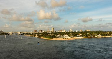 Fort Lauder DERDALE, FLORIDA - 1 Aralık 2023: Port Everglades, hem uluslararası ticaret hem de gemi seyahatlerinin kapısı olduğu için Güney Floridas 'ın önde gelen ekonomik motorlarından biridir..