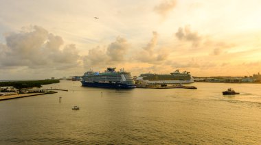Fort Lauder DERDALE, FLORIDA - 1 Aralık 2023: Port Everglades, hem uluslararası ticaret hem de gemi seyahatlerinin kapısı olduğu için Güney Floridas 'ın önde gelen ekonomik motorlarından biridir..