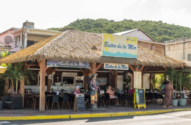 MARIGOT, SAINT MARTIN - 4 Aralık 2023: Fransa 'nın Marigot kentinin bir yakasında antika eski mağazalar ve market tezgahları bulunuyor. Caddenin karşısında modern bir alışveriş merkezi var..