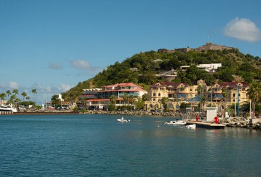 MARIGOT, SAINT MARTIN - 4 Aralık 2023: Fransa 'nın Marigot kentinin bir yakasında antika eski mağazalar ve market tezgahları bulunuyor. Caddenin karşısında modern bir alışveriş merkezi var..