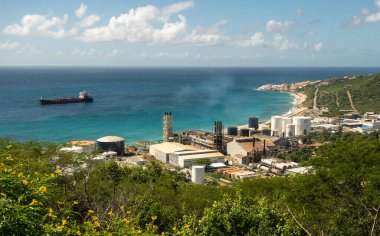 MARIGOT, SAINT MARTIN - 4 Aralık 2023: Fransa 'nın Marigot kentinin bir yakasında antika eski mağazalar ve market tezgahları bulunuyor. Caddenin karşısında modern bir alışveriş merkezi var..