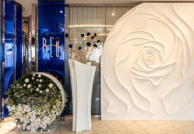 MIAMI, FLORIDA - 4 Aralık 2023: Yenilikçi faaliyetler ve taze büfe gibi mekanlar ve özel restoranlar her yıl yeni ve eski kruvazörleri çeker.