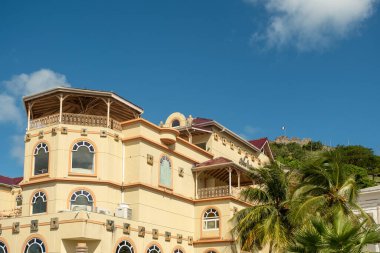 MARIGOT, SAINT MARTIN - 4 Aralık 2023: Fransa 'nın Marigot kentinin bir yakasında antika eski mağazalar ve market tezgahları bulunuyor. Caddenin karşısında modern bir alışveriş merkezi var..