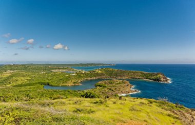 ANTIGUA, Batı Hint Adaları - 7 Aralık 2023: Antigua ekonomisi neredeyse tamamen turizme dayanmaktadır. Büyük bir gemi turu rotası ve Covid kapanmasından sonra yavaş yavaş iyileşiyor..