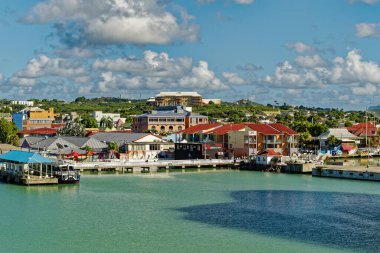 ANTIGUA, Batı Hint Adaları - 7 Aralık 2023: Antigua ekonomisi neredeyse tamamen turizme dayanmaktadır. Büyük bir gemi turu rotası ve Covid kapanmasından sonra yavaş yavaş iyileşiyor..
