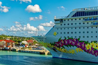 ANTIGUA, Batı Hint Adaları - 7 Aralık 2023: Antigua ekonomisi neredeyse tamamen turizme dayanmaktadır. Büyük bir gemi turu rotası ve Covid kapanmasından sonra yavaş yavaş iyileşiyor..