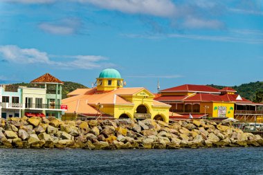 BASSETERRE, SAINT KITTS - 8 Aralık 2023: Port Zante Basseterre, Saint KItts limanı, NCL ve Royal Caribbean gibi yolcu gemileri sayesinde bir alışveriş merkezine dönüştü.