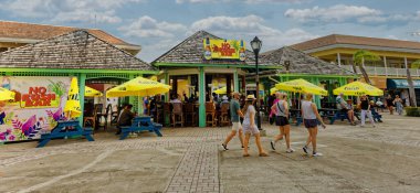 BASSETERRE, SAINT KITTS - 8 Aralık 2023: Port Zante Basseterre, Saint KItts limanı, NCL ve Royal Caribbean gibi yolcu gemileri sayesinde bir alışveriş merkezine dönüştü.