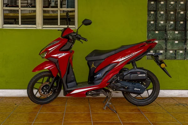 BASSETERRE, SAINT KITTS - 8 Aralık 2023: Port Zante Basseterre, Saint KItts limanı, NCL ve Royal Caribbean gibi yolcu gemileri sayesinde bir alışveriş merkezine dönüştü.